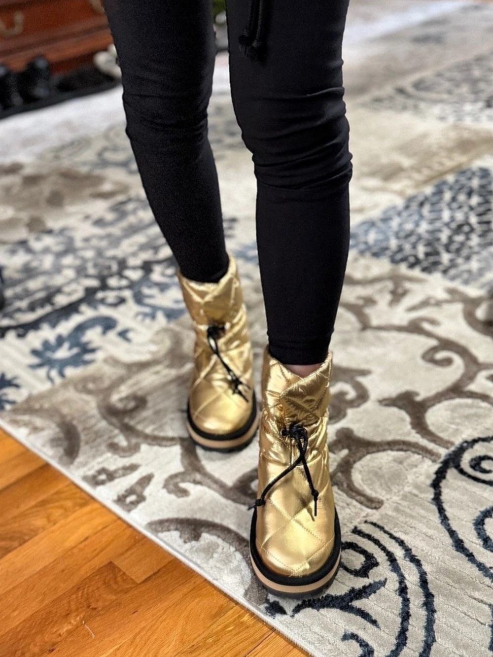 GUESS Leann2 Gold Winter Boots US 8.5 Like New